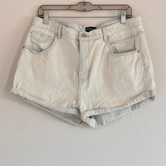 PrettyLittleThing Pants - #147 PrettyLittleThing Light Wash Shorts